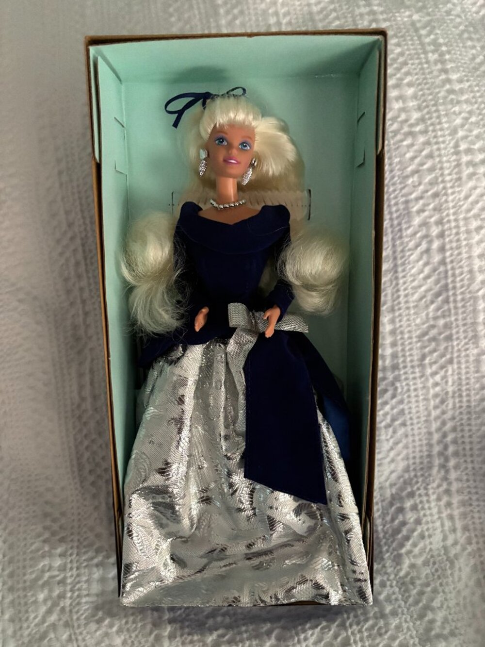 1995 Winter Velvet Barbie Avon Exclusive Special Edition NRFB #15571